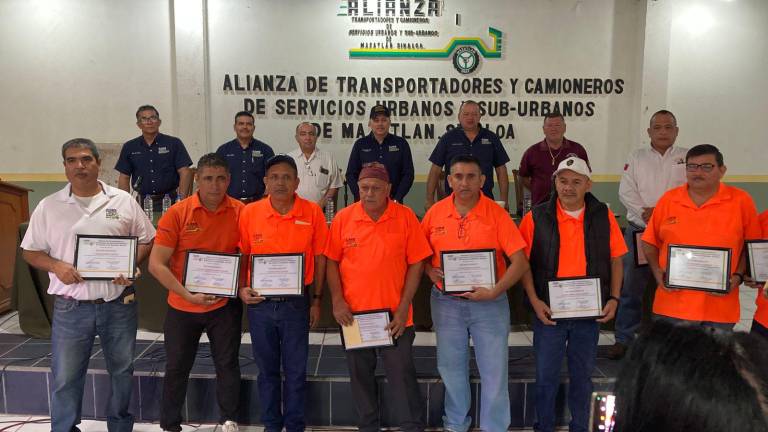 La Alianza de Camiones de Mazatlán entregó reconocimientos a 10 choferes por su desempeño destacado en el servicio que ofrecen.
