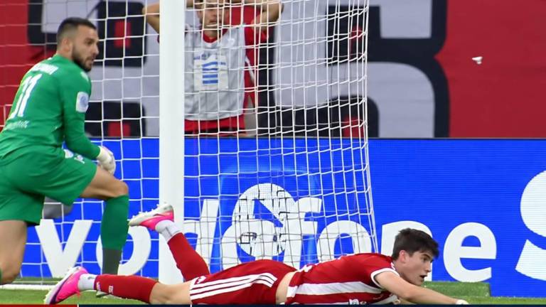 Hormiga González y el Olympiacos caen por la mínima.
