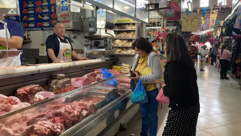 En el mercado Pino Suárez del Centro de Mazatlán se incrementan las compras para preparar la cena de Navidad.