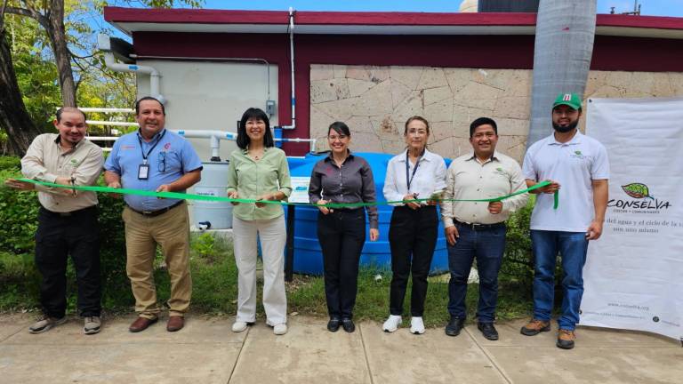 Autoridades escolares e integrantes de Conselva cortaron el listón inaugural.