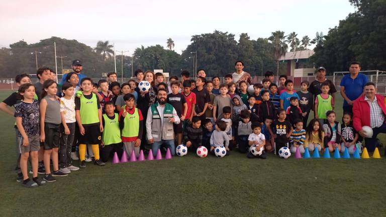 Los jóvenes deportistas reciben material deportivo.