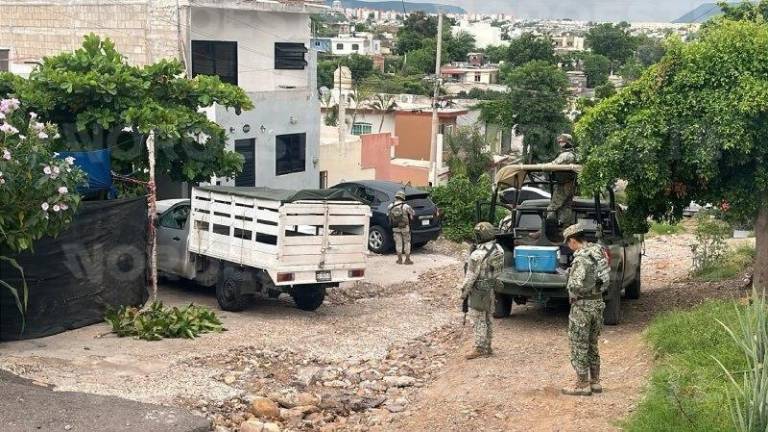 Tres viviendas y tres vehículos resultaron dañados tras balacera en la Colonia Josefa Ortiz de Domínguez, en Culiacán.