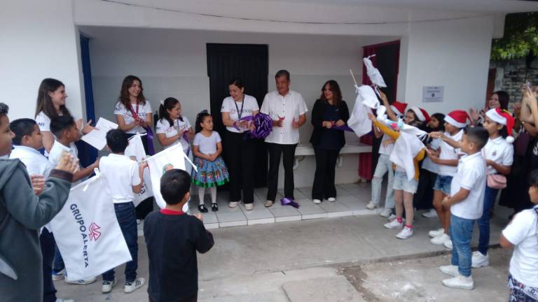 Inauguración de los baños rehabilitados en la Primaria Rafael Lizárraga Zazueta, en Mazatlán.