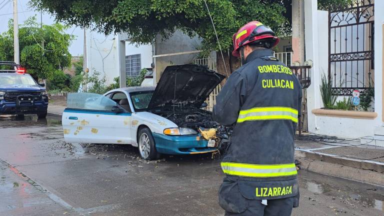Personal de Bomberos y CFE atendieron el siniestro en la colonia Cuatro de Marzo tras la caída del rayo.
