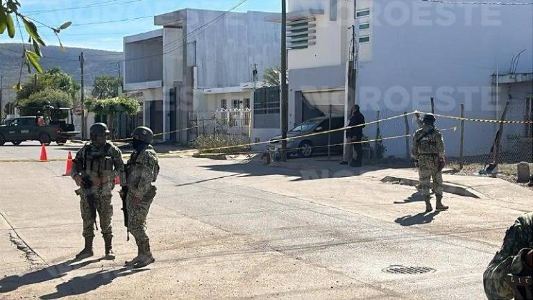 Civiles armados atacan vivienda en la colonia Revolución de Culiacán, generando pánico entre vecinos.