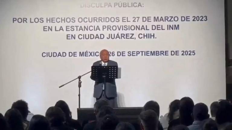 Momento en que Francisco Garduño pide disculpas públicas a las víctimas y familiares del incendio en la estación migratoria de Ciudad Juárez.