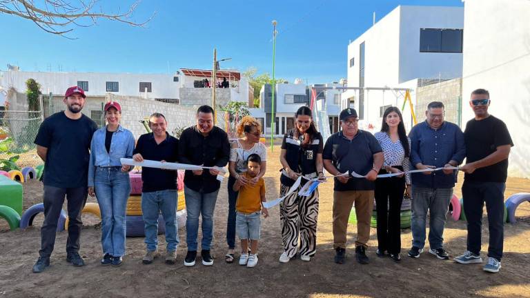 Autoridades y vecinos cortaron el listón inaugural.