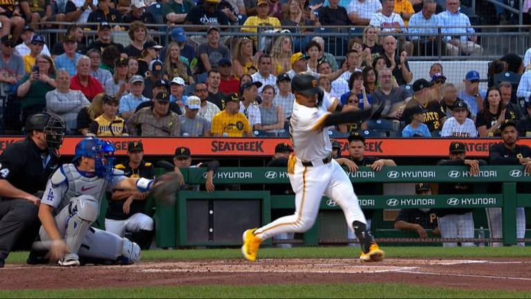 Will Smith (izq.) sale golpeado de una mano.