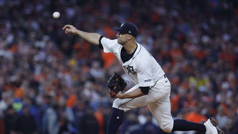 Jack Flaherty regresará una temporada más con los Tigres de Detroit.