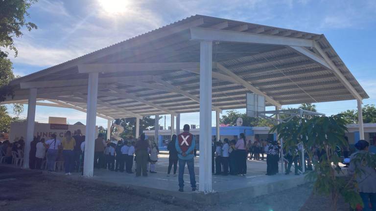 Ceremonia del Lunes Cívico celebrado en la primaria de la comunidad de Escamillas.