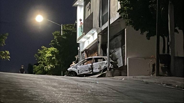 El vehículo terminó calcinado, mientras que la fachada del domicilio quedó con rastros de las llamas.