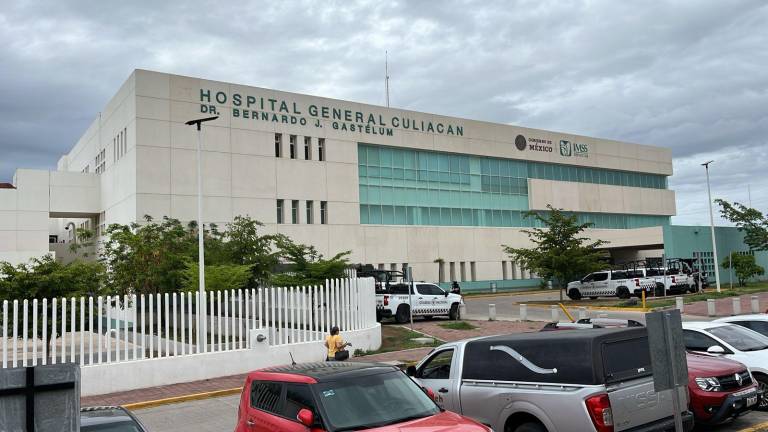 El joven fue ingresado por personas no identificadas en un hospital de Culiacán tras recibir disparos.