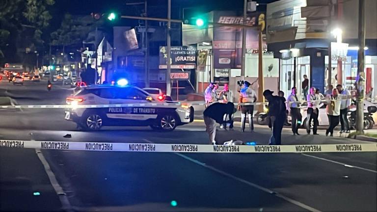 Policías y peritos acordonaron la zona tras el atropello en la calzada Colegio Heroico Militar, mientras se realizaban las diligencias de ley.