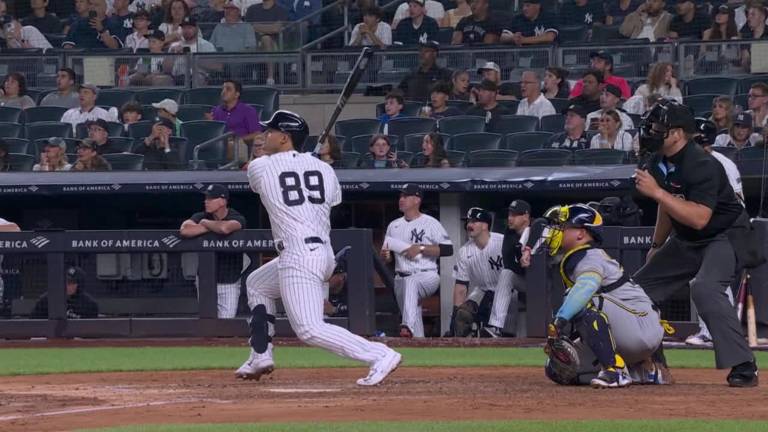 Jasson Domínguez se va al hule un buen rato.