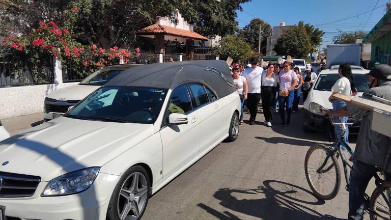 Integrantes de colectivos y familiares acompañaron a Rubí Patricia.