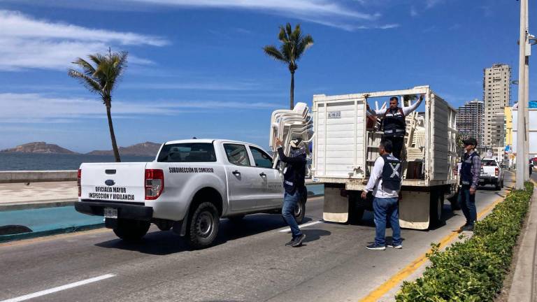 Las sillas retenidas fueron llevadas en camionetas al Palacio Municipal para que posteriormente, ya que concluya el Carnaval, sus propietarios acudan a recogerlas.