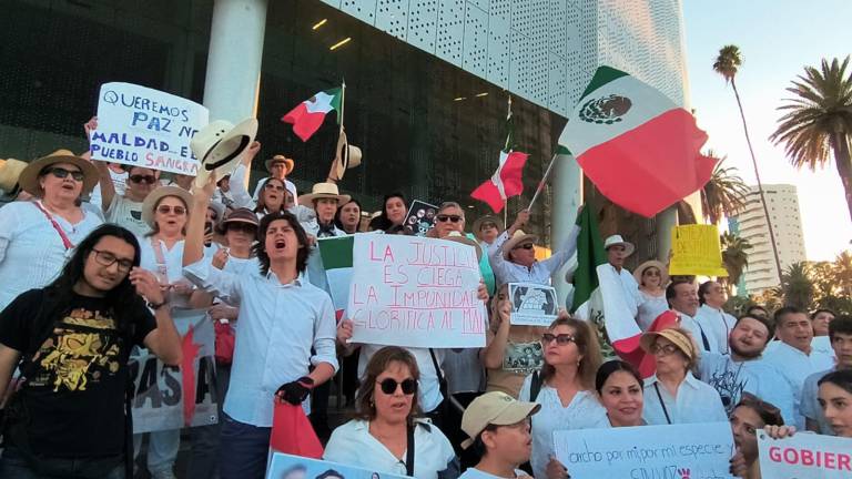 Manifestantes avanzaron por las calles de Los Mochis durante la Marcha por la Paz, entre consignas por seguridad y justicia.