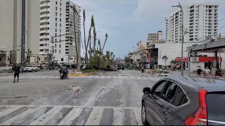 Calles de Acapulco lucen devastadas tras el paso del huracán Otis.