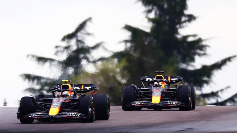 Max Verstappen y Sergio “Checo” Pérez en acción.