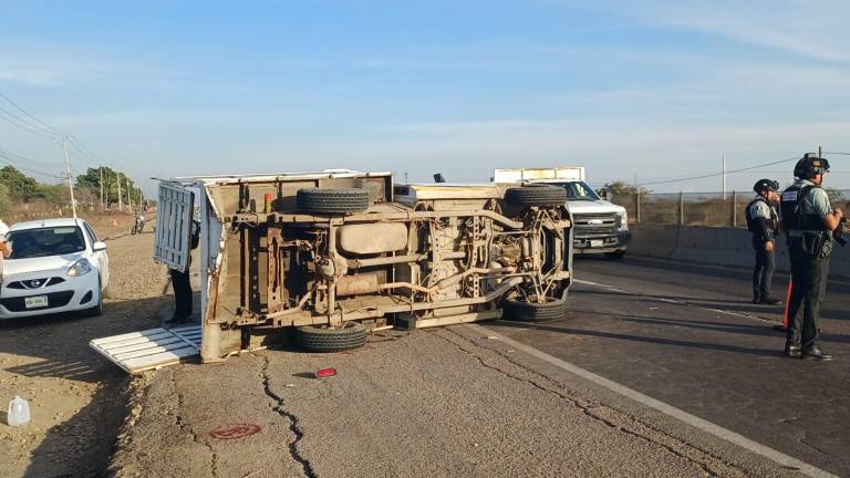 La camioneta quedó volcada sobre el acotamiento de la carretera Internacional tras el accidente registrado la tarde de este miércoles.