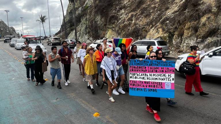 Los participantes recorrieron algunas calles hasta llegar al Palacio Municipal.
