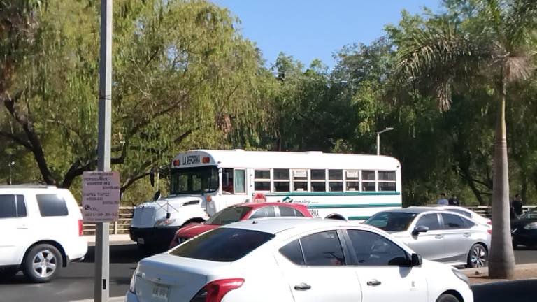 En camiones de diversas instituciones, se movilizó a personas este domingo a la Clase Nacional de Boxeo en Culiacán.
