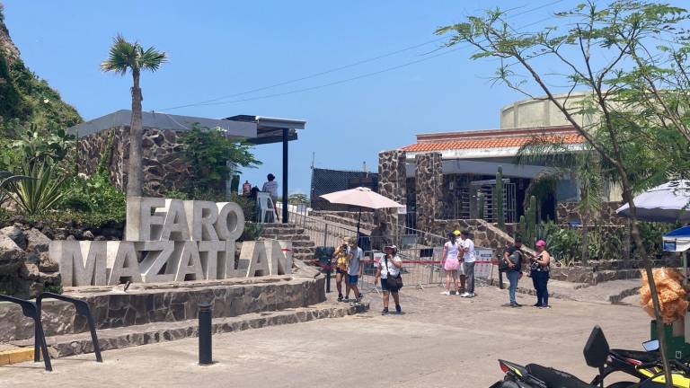El Faro de Mazatlán fue cerrado este lunes debido a un deslave que se registró en una de las zonas de ascenso.