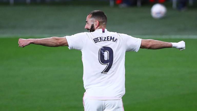 Karim Benzema celebra uno de sus dos goles.