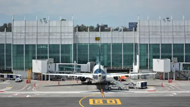 México defiende reducción de operaciones en el AICM y destaca resultados del AIFA tras acusaciones de EU