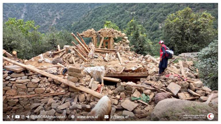 Personal de la Media Luna Roja de Afganistán supervisa las zonas afectadas por el terremoto.