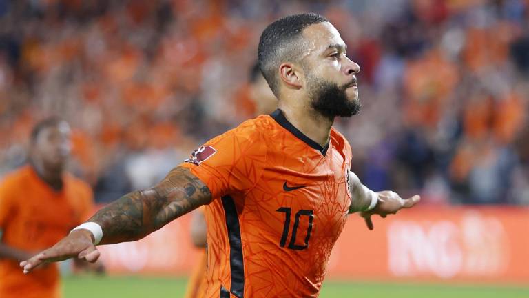 Memphis Depay marca dos goles por Holanda.