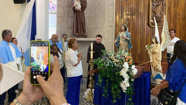 La Virgen ha sido admirada por los mazatlecos devotos.