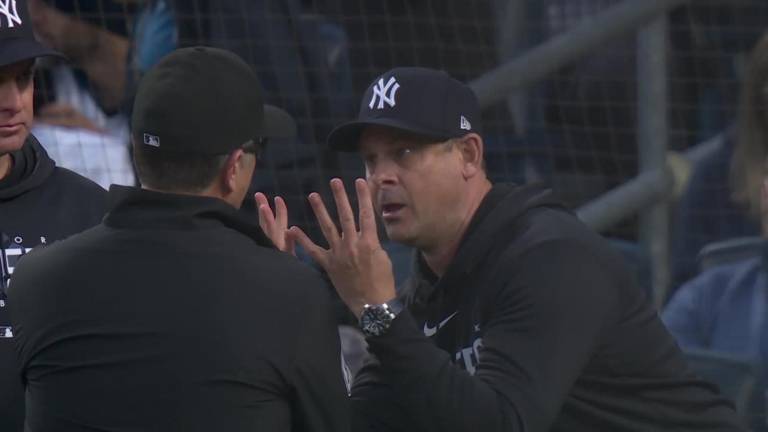 Aaron Boone estalló contra los ampáyers.