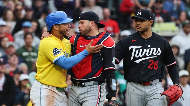 Willson Contreras y Víctor Caratini cruzan algunas palabras tras un encontronazo en el home.