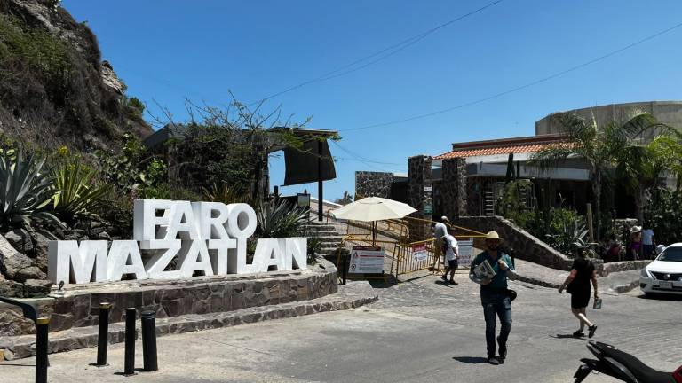 El ingreso al Faro de Mazatlán volvió a estar restringido debido a las altas temperaturas que se registran en el puerto.