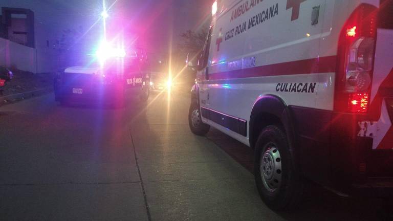 En una ambulancia fue llevada a un hospital de la capital sinaloense.