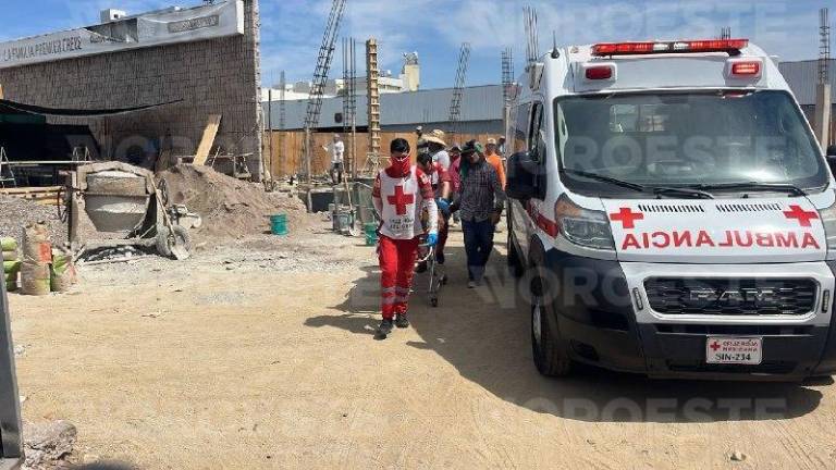 Dos trabajadores resultaron lesionados tras caer de andamio en obra en el Centro de Culiacán.