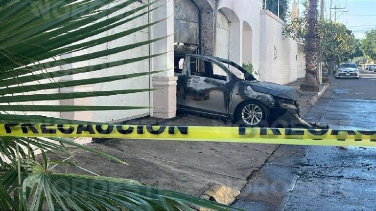 Una vivienda y un vehículo fueron incendiados de manera intencional en la colonia Chapultepec, en Culiacán.
