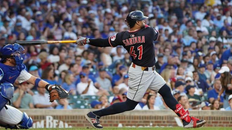 Carlos Santana buscará aportar su ofensiva ante lanzadores zurdos en beneficio de los Cachorros.