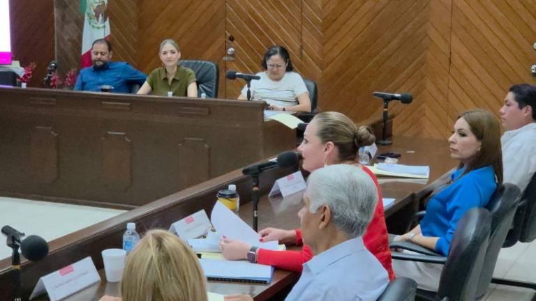La Regidora por el PRI Maribel Chollet denunció un presunto desfalco en el Gobierno de Mazatlán al cobrar nómina de una persona desaparecida y otra fallecida.