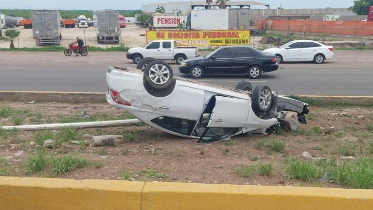 Vuelca carro por ponchadura de llanta en carretera Culiacán-Eldorado; hay 4 personas lesionadas