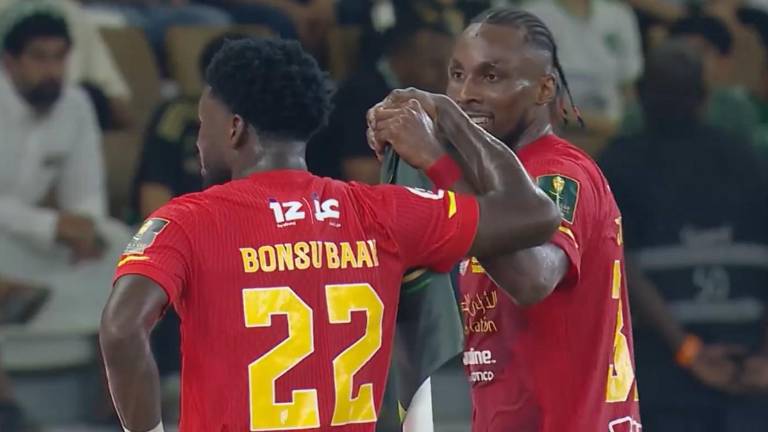 Julián Quiñones marca golazo.