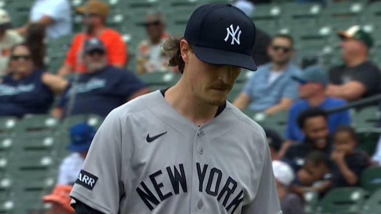 Max Fried salió del juego ante Baltimore tras 61 lanzamientos por molestias en la parte posterior del codo.