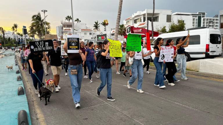 Alrededor de 60 personas y mascotas participaron en la manifestación.