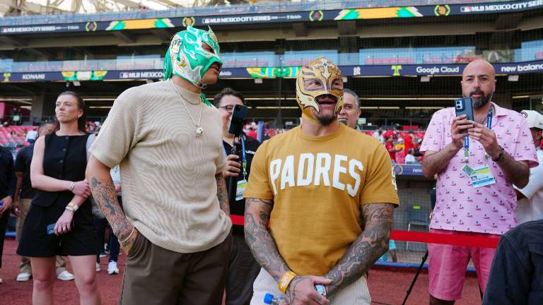 Rey Fenix y Rey Mysterio estuvieron presentes en el Alfredo Harp Helú para la México City Series.