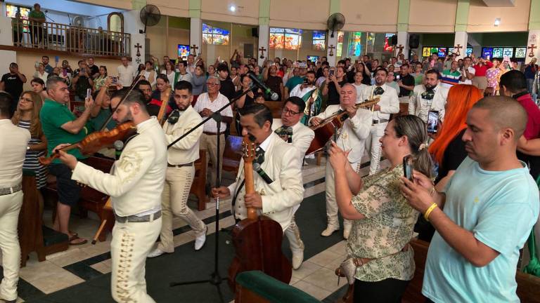 Un mariachi fue el encargado de acompañar Las Mañanitas en honor a San Judas Tadeo en Mazatlán.
