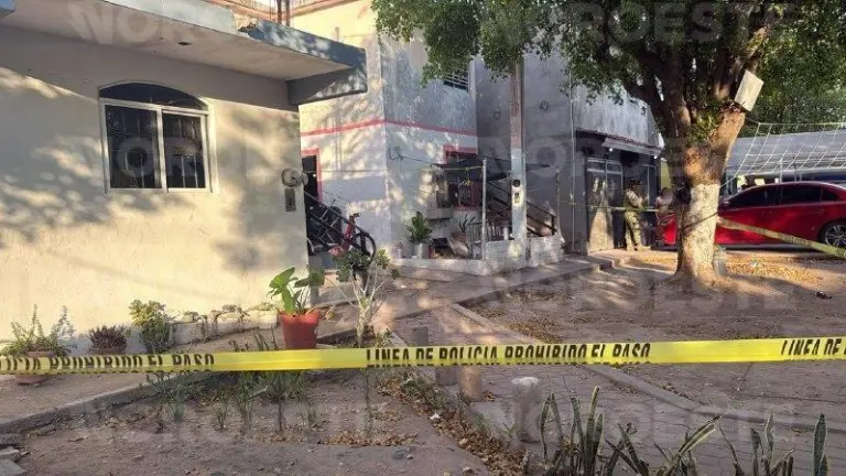 Peritos de la Fiscalía estatal realizan las diligencias en el domicilio donde ocurrió la agresión armada.