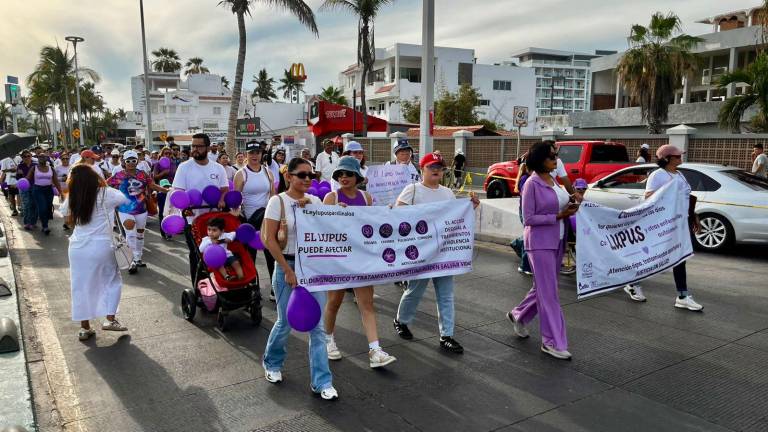 Cientos de personas recorrieron el malecón vestidos de color morado, símbolo de visibilidad y apoyo a quienes viven con lupus y otras enfermedades autoinmunes.