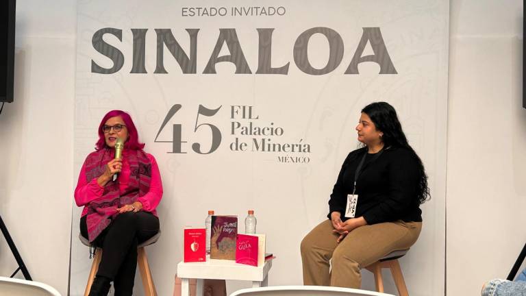 Dina Grijalva durante su participación en la Feria del Libro del Palacio de Minería.