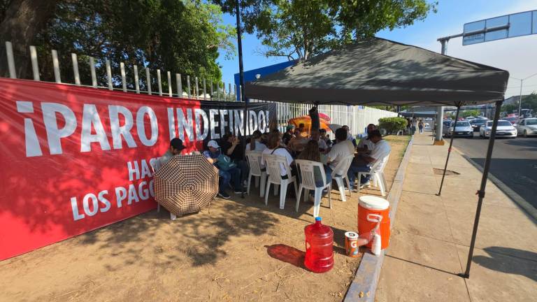 Trabajadores de la UAS en Mazatlán participando en el paro de labores indefinido.